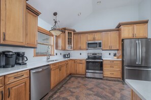 ثلاجة/مجمد بحجم كبير، ميكروويف، فرن، موقد طهي مسطح