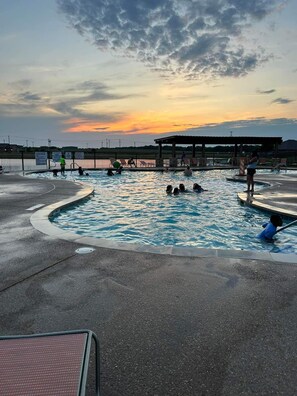 Una piscina al aire libre