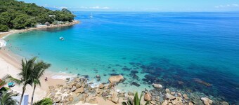 Lugn vid stranden med vacker utsikt över Banderasbukten och Puerto Vallarta