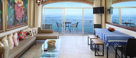 Smart TV, books, stereo