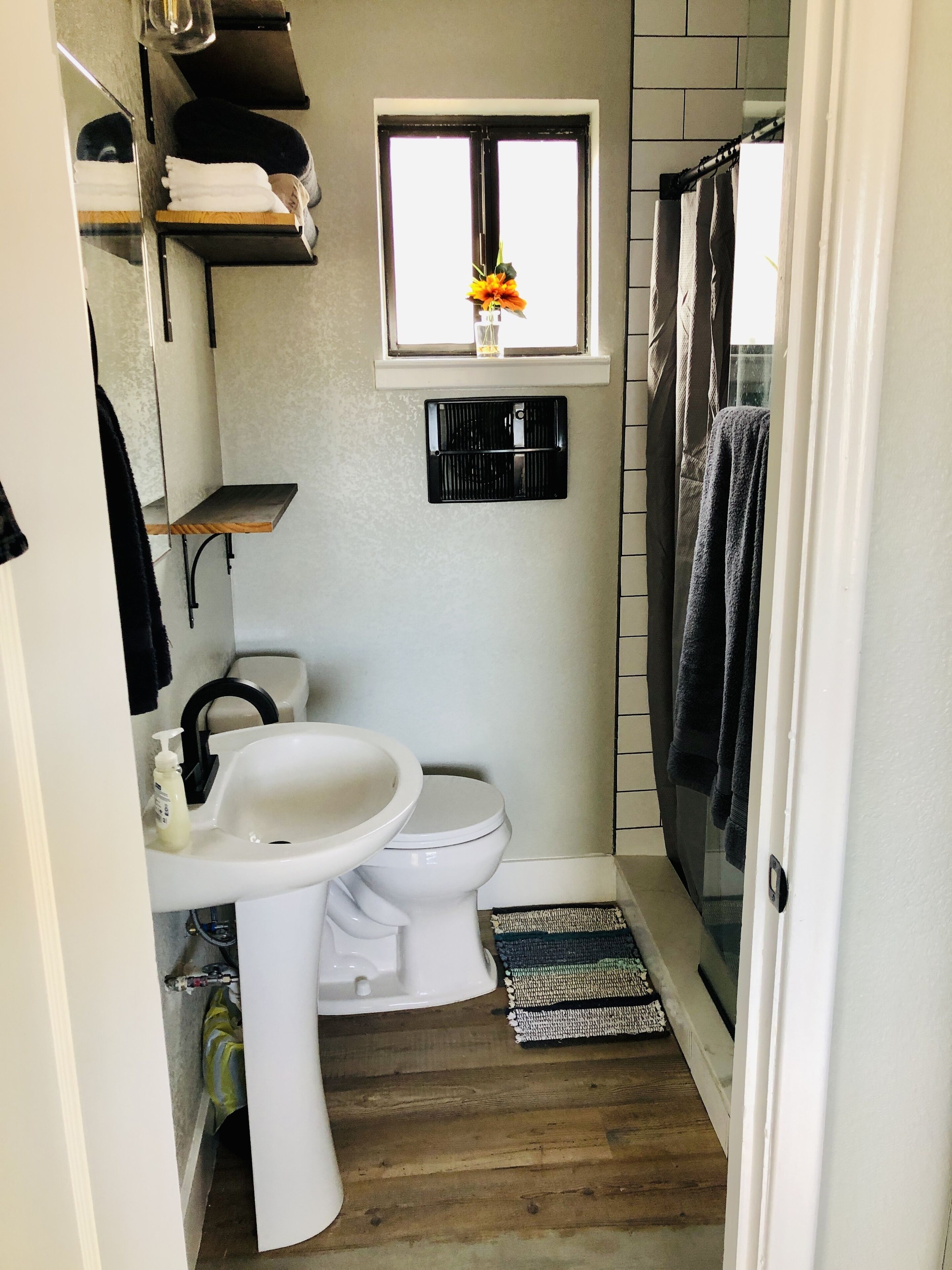 Een douche, een haardroger, handdoeken, zeep