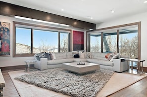 تلفزيون ذكي، مدفأة، تنس طاولة، مكتب