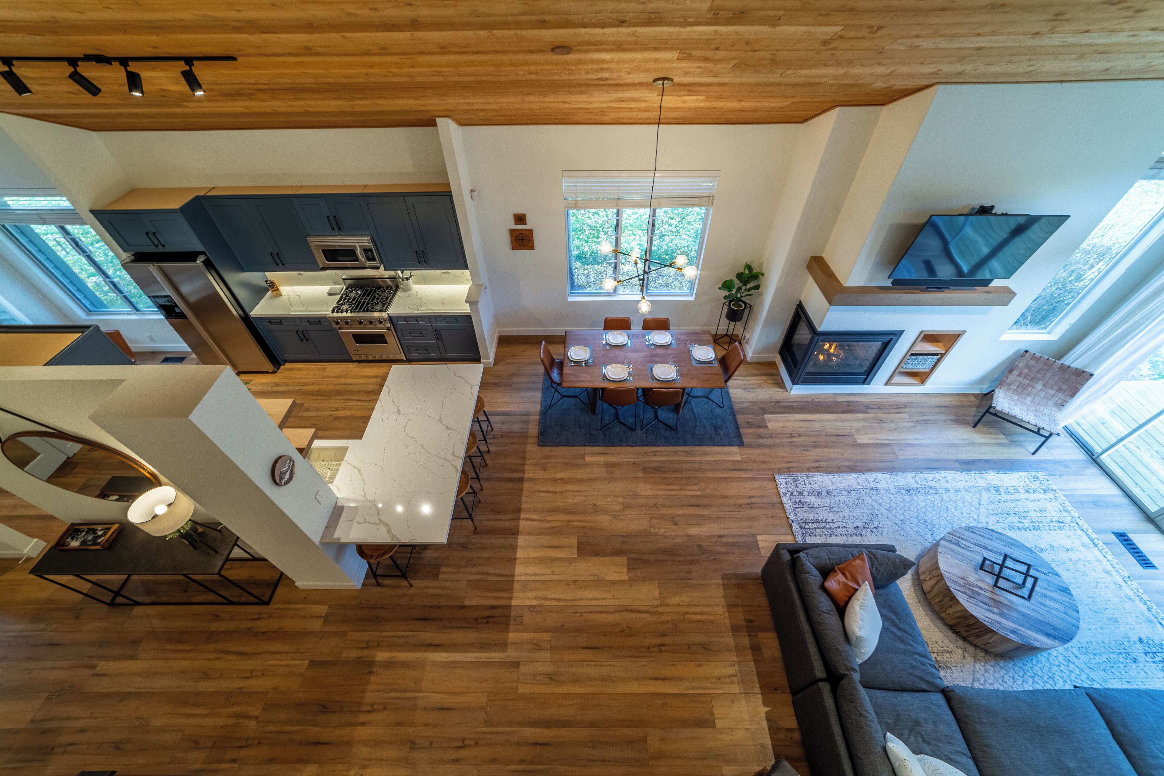 Smart TV, fireplace, stereo