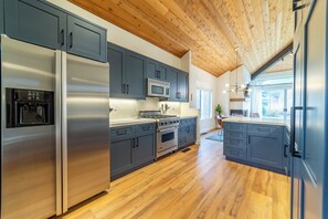 Geladeira, micro-ondas, fogão, cooktop