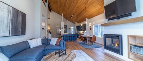 Smart-TV, Kamin, Stereoanlage