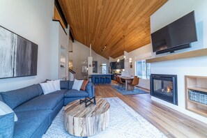 Smart TV, fireplace, stereo