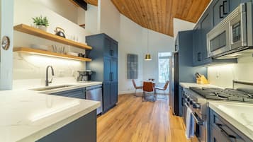 Geladeira, micro-ondas, fogão, cooktop