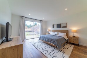 3 quartos, escrivaninha, ferros/tábuas de passar roupa, berço de viagem