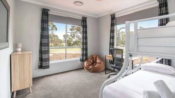 5 bedrooms, WiFi, bed sheets