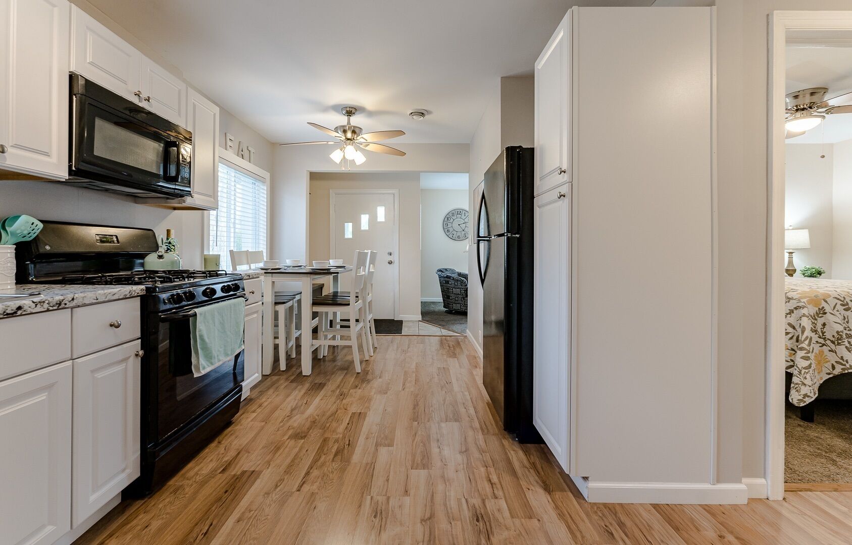 Réfrigérateur, micro-ondes, four, plaque de cuisson