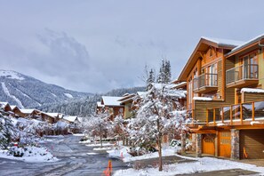 Exterior - Bright, Spacious, Ski-in/ Out Townhouse w/h Private Hot Tub (Sun Peaks)