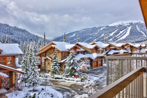 Bright, Spacious, Ski-in/ Out Townhouse w/h Private Hot Tub