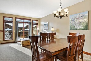 Dining - Bright, Spacious, Ski-in/ Out Townhouse w/h Private Hot Tub (Sun Peaks)