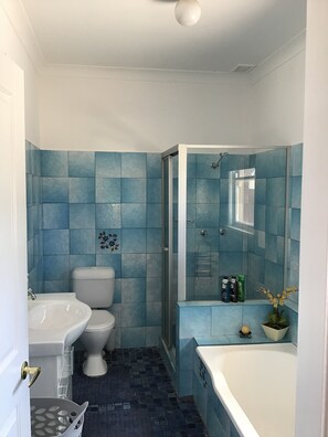 Bathtub, towels, soap, shampoo - Private Self Contain studio in the heart of St Marys (Saint Marys)