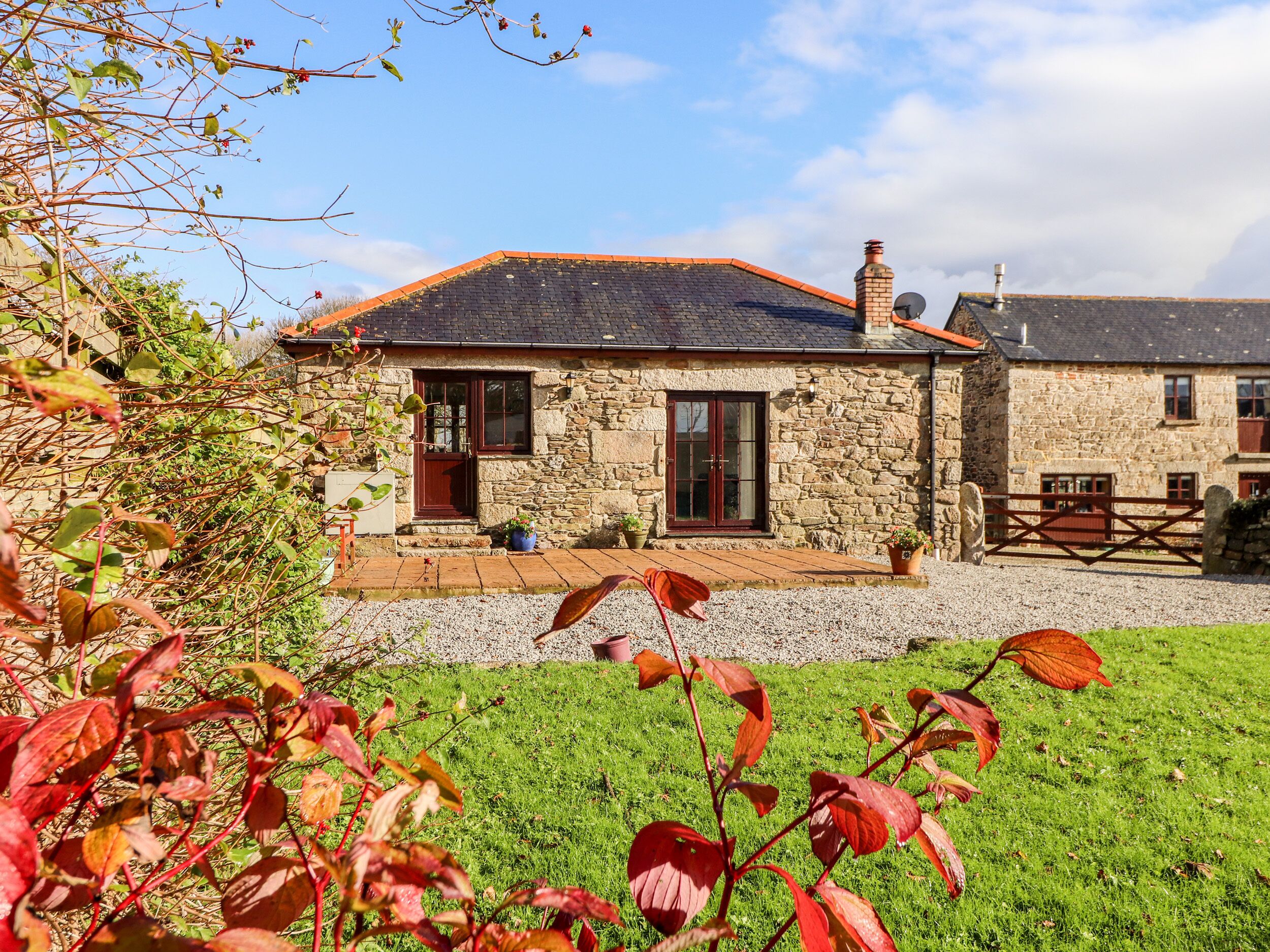 MANOR COTTAGE, pet friendly, character holiday cottage in Gweek