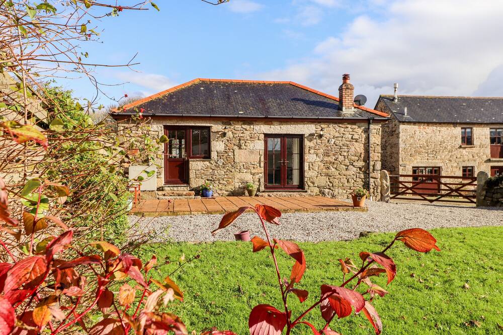 MANOR COTTAGE, pet friendly, character holiday cottage in Gweek