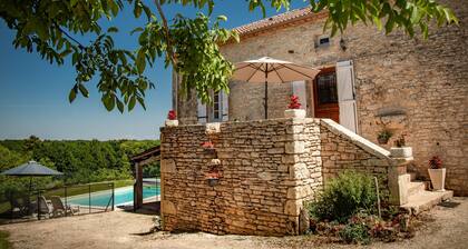 Typisch französisches Haus mit Pool