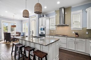 冰箱、微波炉、烤箱、炉灶