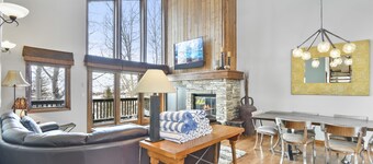 Updated Deer Valley townhome, balcony, private hot tub, nearby trails for hiking, mountain biking