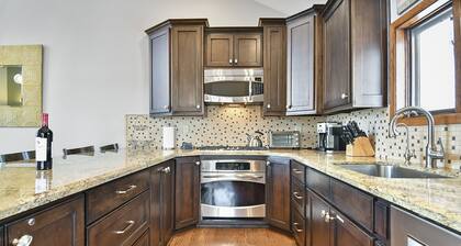 Walk to Skiing at Deer Valley, Private Hot Tub, Wood Burning Fireplace, Mountain Views