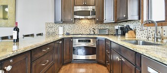 Walk to Skiing at Deer Valley, Private Hot Tub, Wood Burning Fireplace, Mountain Views