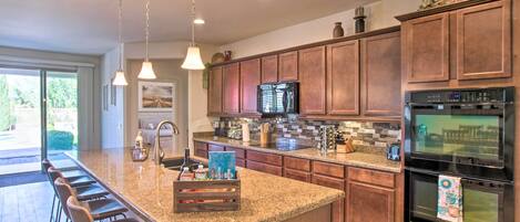 Kjøleskap, mikrobølgeovn, kokeplater og oppvaskmaskin