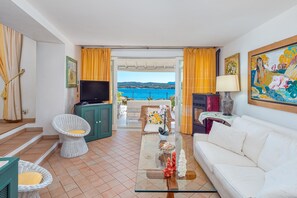 TV - Apartment 'Bella Vista Marinella 1' with sea view, terrace, air conditioning and Wi-Fi (Olbia)