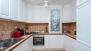 Frigorifero, microonde, forno, piano cottura