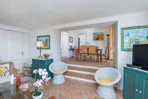 TV - Apartment 'Bella Vista Marinella 1' with sea view, terrace, air conditioning and Wi-Fi (Olbia)