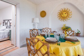 Dining - Apartment 'Bella Vista Marinella 1' with sea view, terrace, air conditioning and Wi-Fi (Olbia)