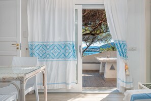 Ein Zimmer mit Meerblick, einem Tisch und einem Stuhl.