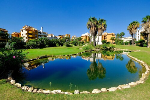 "Spacieux appartement au rez-de-chaussée" avec piscine partagée, terrasse et Wi-Fi.