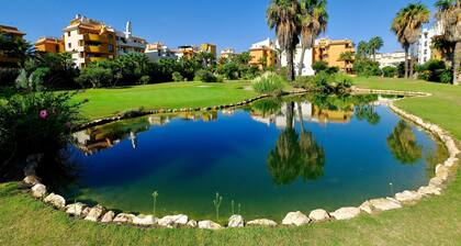 "Spacieux appartement au rez-de-chaussée" avec piscine partagée, terrasse et Wi-Fi.