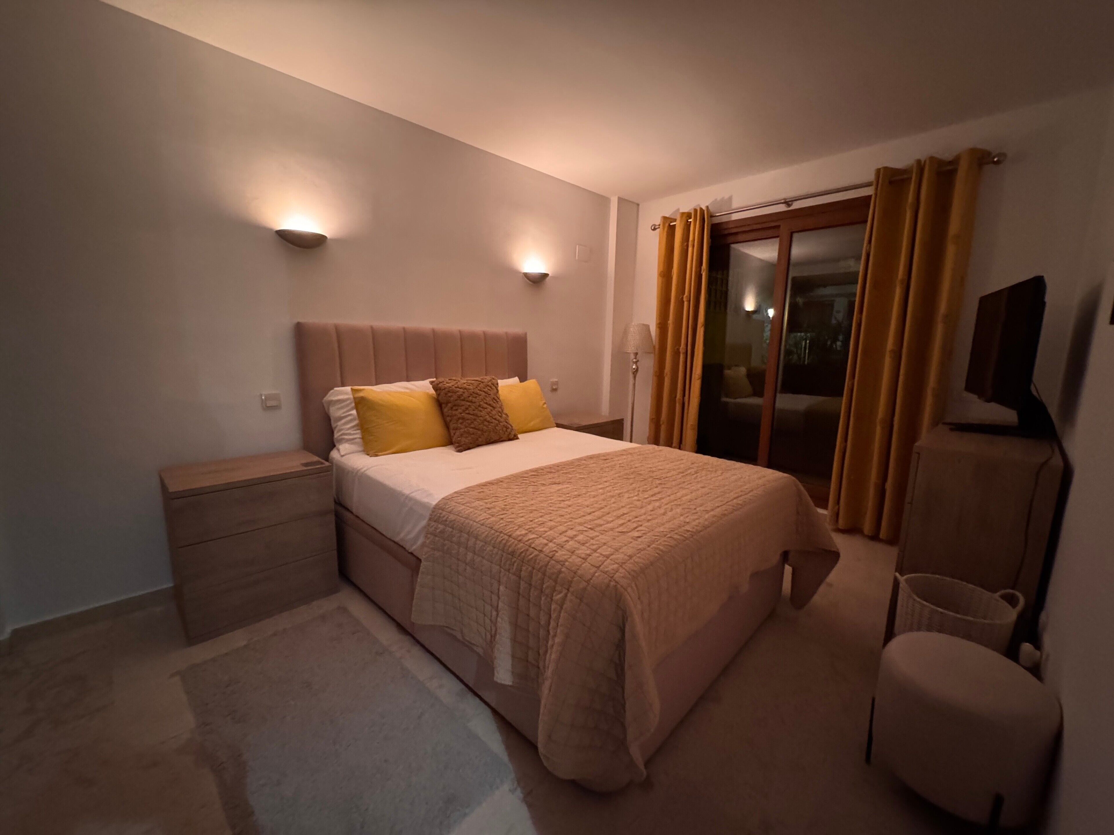 2 slaapkamers, een strijkplank/strijkijzer, gratis wifi, beddengoed