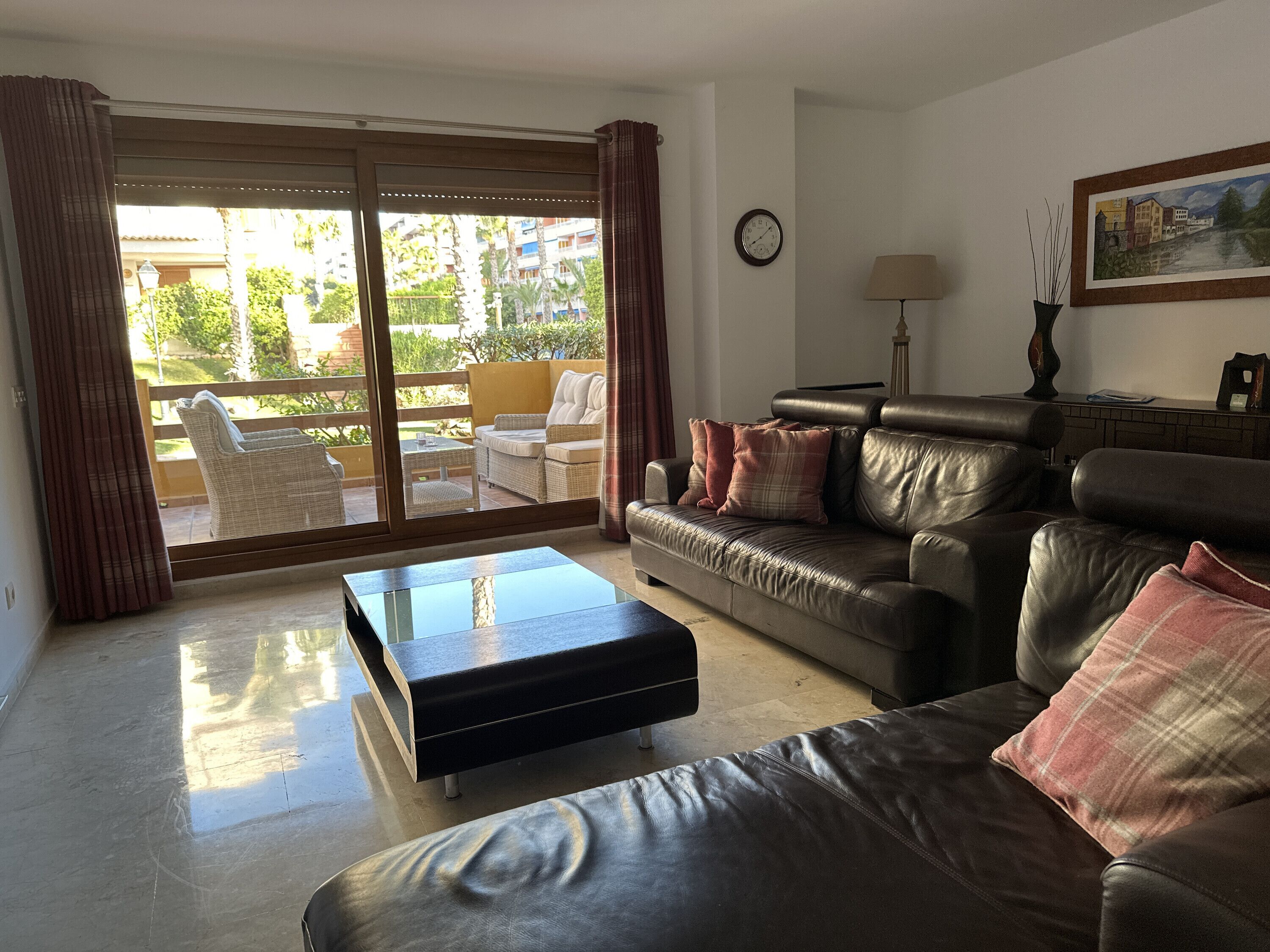 Een televisie, een dvd-speler en een stereo