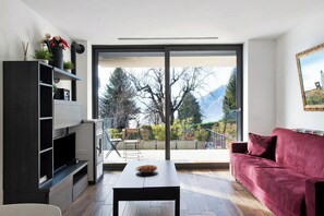 TV - Apartment La Grande Bellezza with Lake View, Communal Spa & Wi-Fi (Perledo)