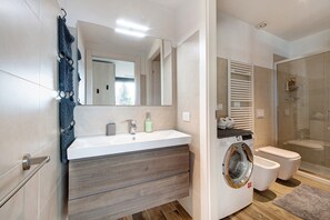 Shower, hair dryer, towels - Apartment La Grande Bellezza with Lake View, Communal Spa & Wi-Fi (Perledo)
