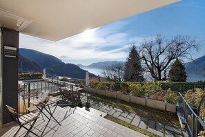 Outdoor dining - Apartment La Grande Bellezza with Lake View, Communal Spa & Wi-Fi (Perledo)