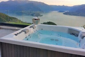 Outdoor spa tub - Apartment La Grande Bellezza with Lake View, Communal Spa & Wi-Fi (Perledo)