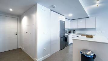 Køleskab, mikrobølgeovn, ovn, kogeplade