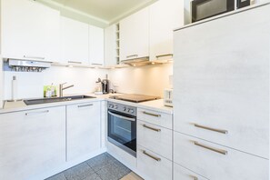 Kühlschrank, Mikrowelle, Ofen, Geschirrspüler