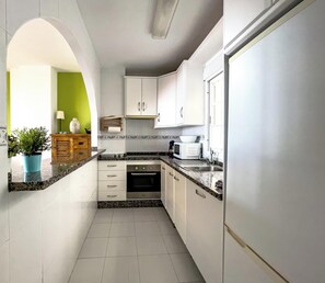 雪櫃、微波爐、焗爐、爐具