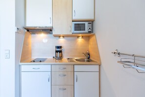 Kühlschrank, Mikrowelle, Wasserkocher mit Kaffee-/Teezubehör