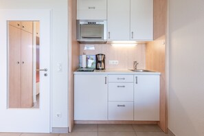 Kühlschrank, Mikrowelle, Wasserkocher mit Kaffee-/Teezubehör