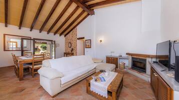 Een televisie en een open haard