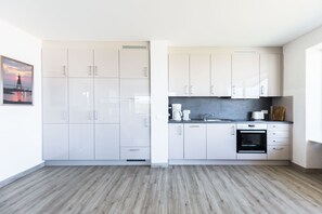 Kühlschrank, Mikrowelle, Ofen, Geschirrspüler