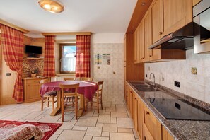 Frigorifero, microonde, piano cottura, lavastoviglie