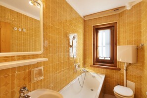 Bathtub, towels - Apartment Baita Paola 8 posti with Mountain View, Balcony & Wi-Fi (livigno)