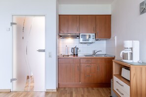 Kühlschrank, Mikrowelle, Wasserkocher mit Kaffee-/Teezubehör
