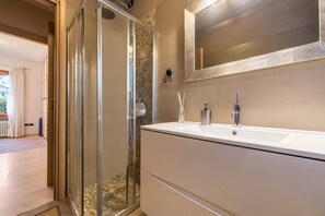 Dusche, kostenlose Toilettenartikel, Haartrockner, Handtücher